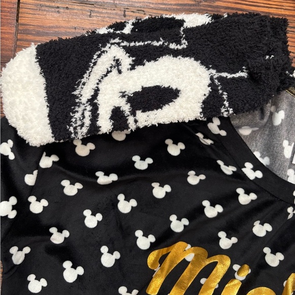 Disney Mickey Mouse 3 Pc Velour Pajama Set Gold Logo W/ Matching Socks Sz M 8-10 - Picture 6 of 7